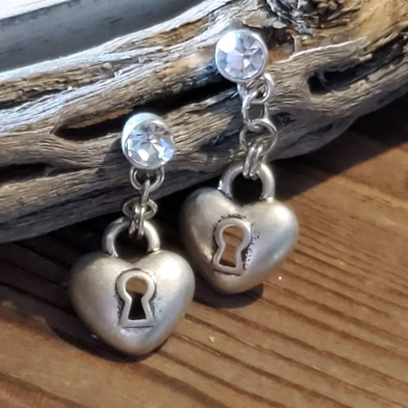 Antique Silver Plated Skeleton Keyhole Dimensional Heart Dangle Earrings - Picture 1 of 7